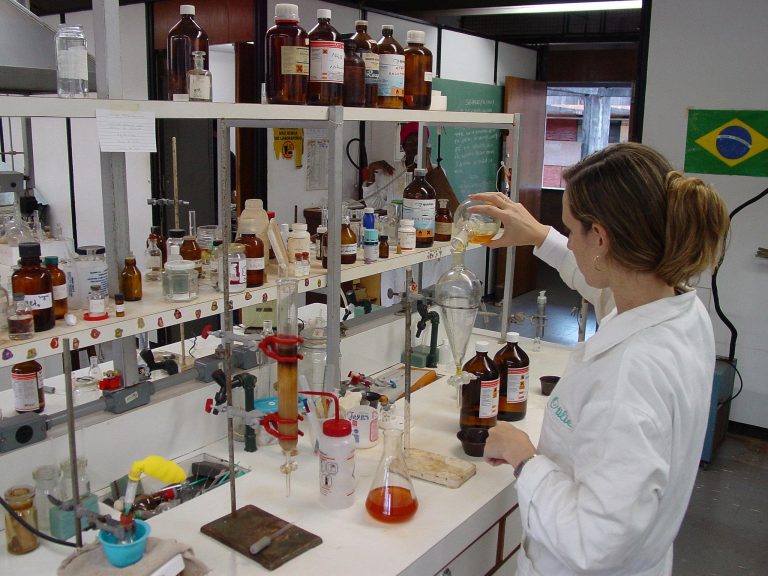 Tecnologia - pesquisa - laboratórios química universidades UnB ciência