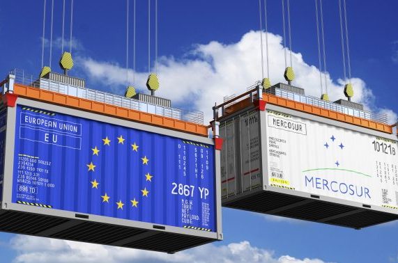 Contêineres com identificação do Mercosul e da União Europeia
