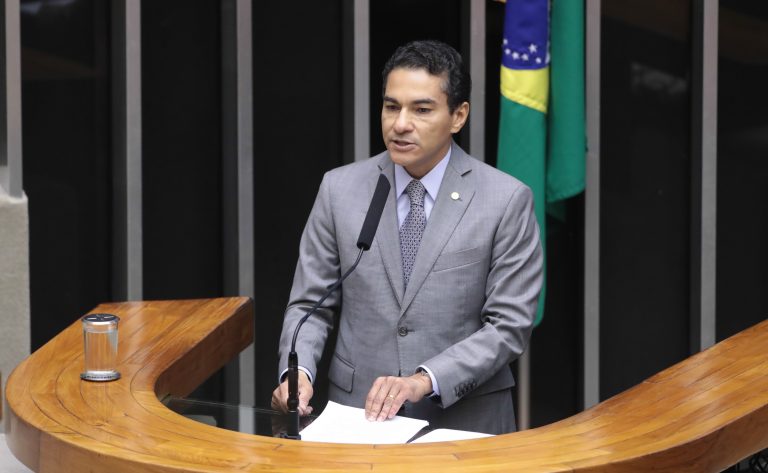 Deputado Marcos Pereira fala ao microfone