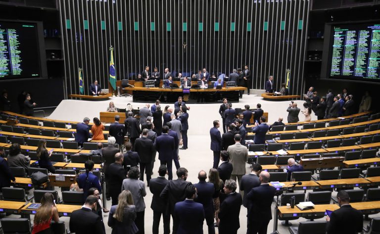 Discussão e votação de propostas legislativas.