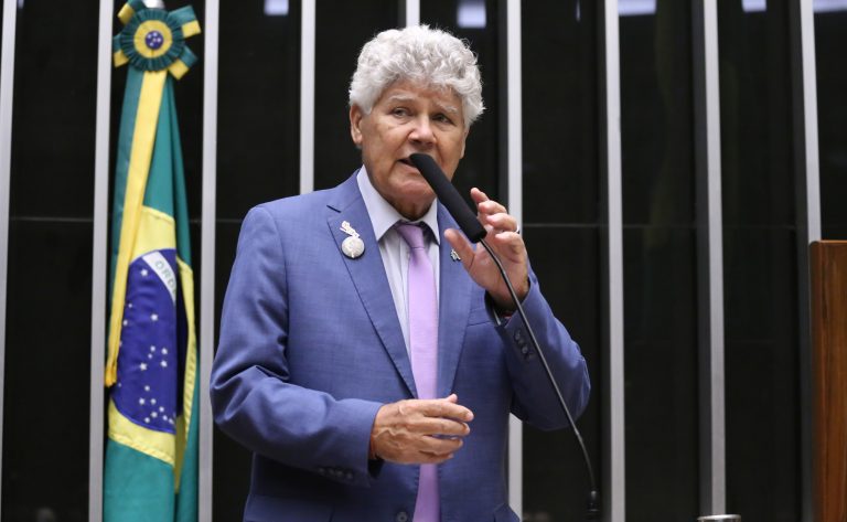 Deputado Chico Alencar fala ao microfone