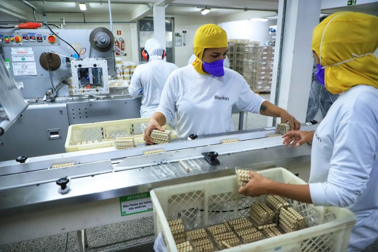 Economia - indústria e comércio - fábrica - linha de produção - trabalhados industrial - fábrica de biscoitos - trabalho - trabalhador formal - Em Colombo, na Região Metropolitana de Curitiba, a Barion atua no mercado de doces há mais de 60 anos.