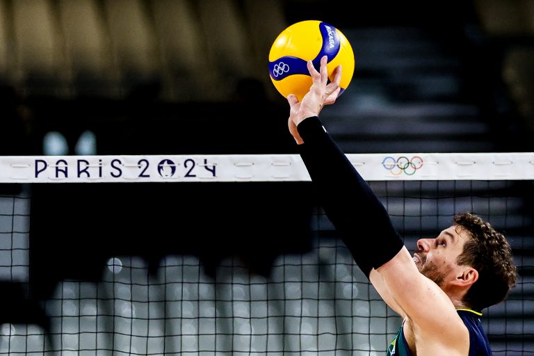 Jogador de volêi está com a bola