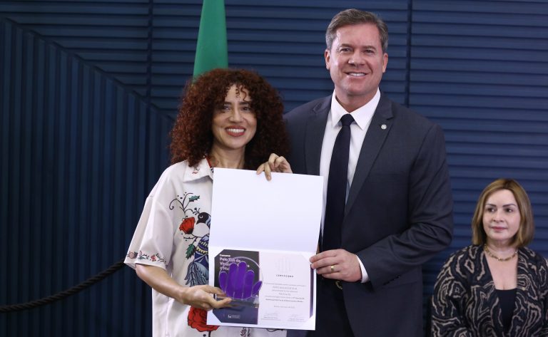Premiação do Concurso de Vídeo - Pelo Fim da Violência contra mulher. Região Centro-Oeste – Diretora de “Até amanhã” (2025). Patricia Alves da Silva, Goiânia/GO e Dep. Marx Beltrão (PP - AL)