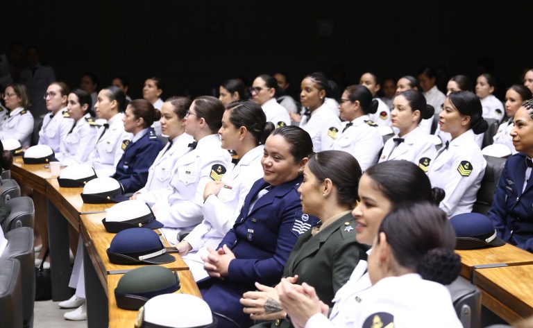 Homenagem às mulheres nas Forças Armadas.