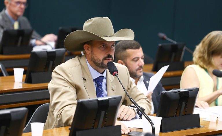Deputado Zé Trovão (PL-SC) fala em comissão da Câmara dos Deputados