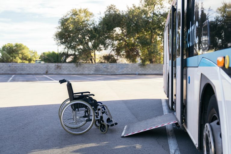 Cadeira de rodas na frente de um ônibus adaptado