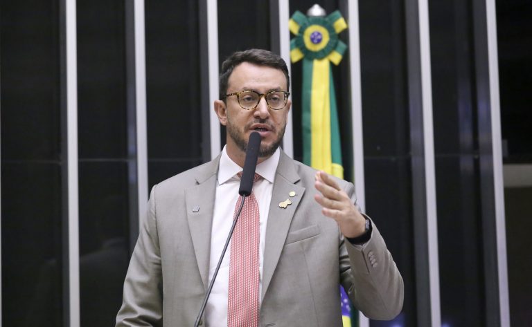 Deputado Delegado Matheus Laiola fala ao microfone