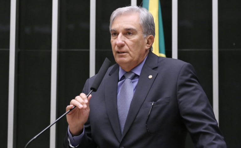 Deputado Rafael Simoes fala ao microfone