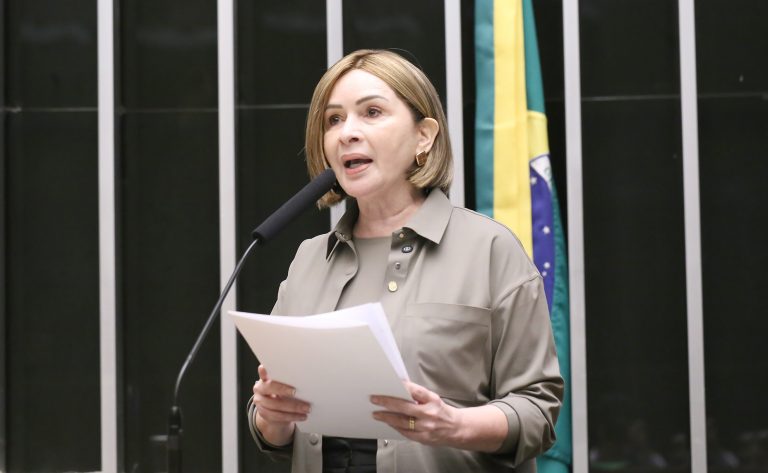 Deputada Socorro Neri fala ao microfone