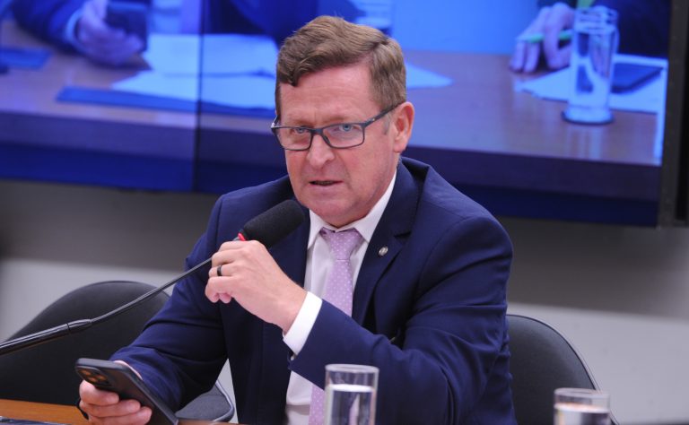 Deputado Welter fala ao microfone