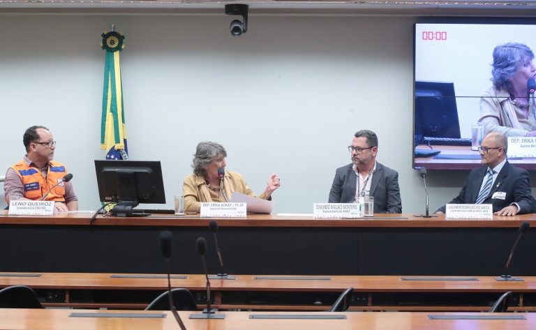 Audiência Pública - Perspectivas e desafios do INMET frente as mudanças climáticas. Coordenador-Geral - Centro Nacional de Gerenciamento de Riscos e Desastres | CENAD-MIDR, Leno Queiroz. Dep. Erika Kokay (PT - DF). Representante - Entidades representativas dos(as) servidores (as) do INMET, Edmundo Wallace Monteiro Lucas. Coordenador-Geral - Instituto Nacional de Meteorologia - INMET | MAPA, Luiz André Rodrigues dos Santos.