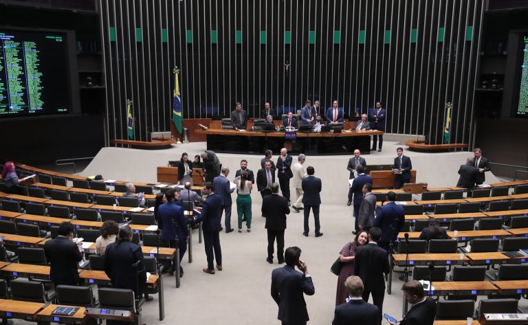 Deputados reunidos no plenário