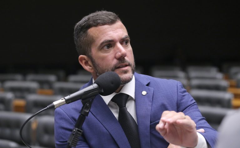 Deputado Carlos Jordy fala ao microfone