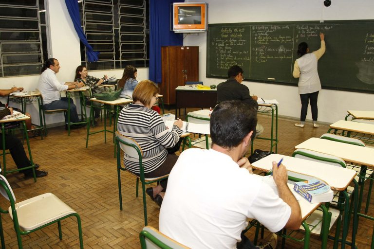 Sala de aula com jovens e adultos estudantes da EJA
