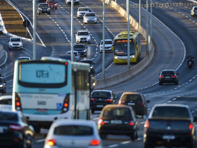 Transporte - congestionamento - trânsito - via movimentada - carros