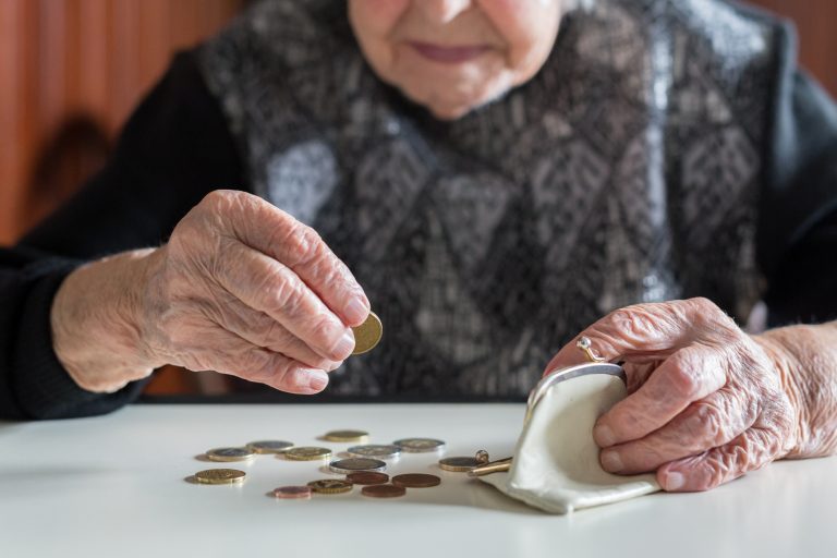 Economia - consumidor - aposentado - idoso - dívida - empréstimo - endividamento