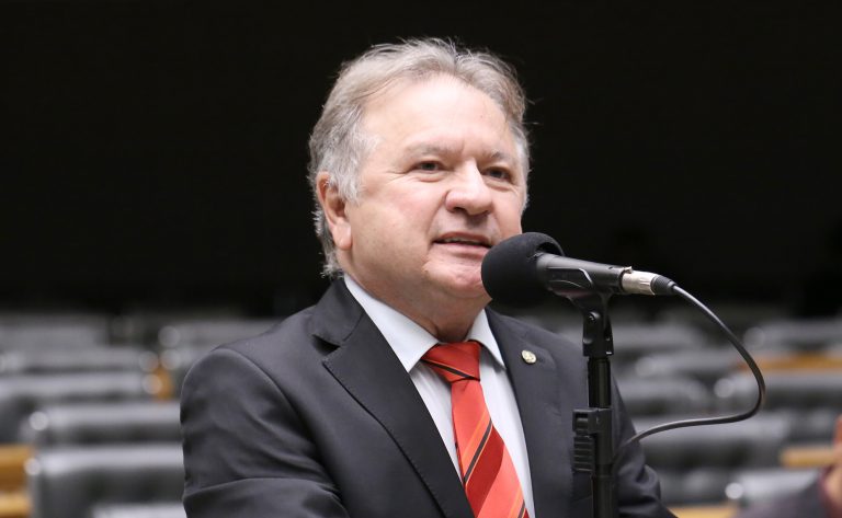 Deputado Merlong Solano (PT-PI) fala no Plenário da Câmara dos Deputados