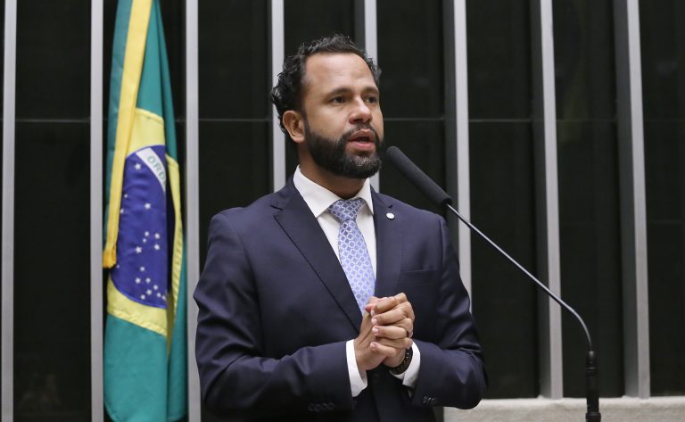 Deputado Pastor Henrique Vieira (Psol-RJ) fala no Plenário da Câmara dos Deputados