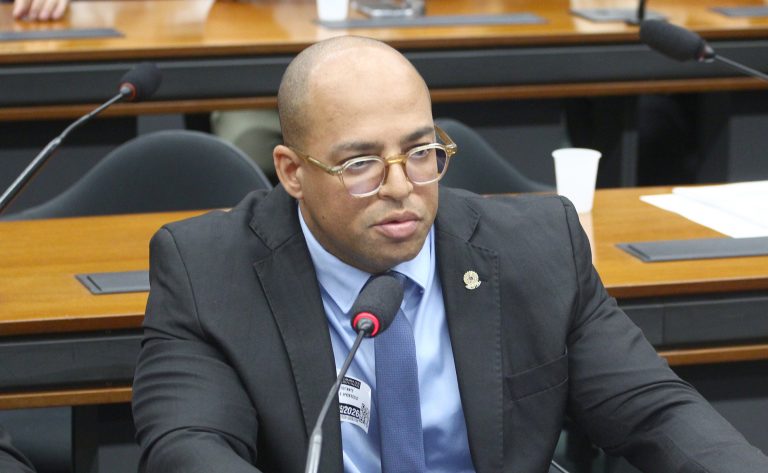 Audiência Pública - Piso Salarial Nacional da Enfermagem. Presidente - Conselho Estadual de Enfermagem da Bahia, Davi Ionei Soares Apóstolo.
