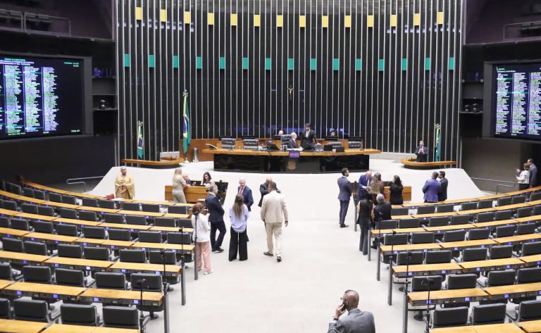 Discussão e votação de propostas legislativas