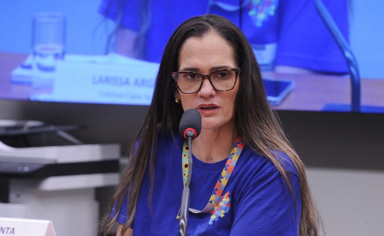Audiência Pública - Patologização das diferenças neurológicas e combate a abordagens e terapias coercitivas. Coordenadora-Geral do Coletivo Caixa Autista (Caixa Econômica Federal), Larissa Argenta.
