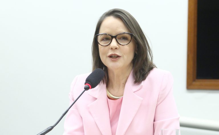Audiência Pública - Preços dos medicamentos para doenças e agravos de perfil endêmico. Diretora de Acesso ao Mercado - Associação da Indústria Farmacêutica de Pesquisa, Helaine Capucho.