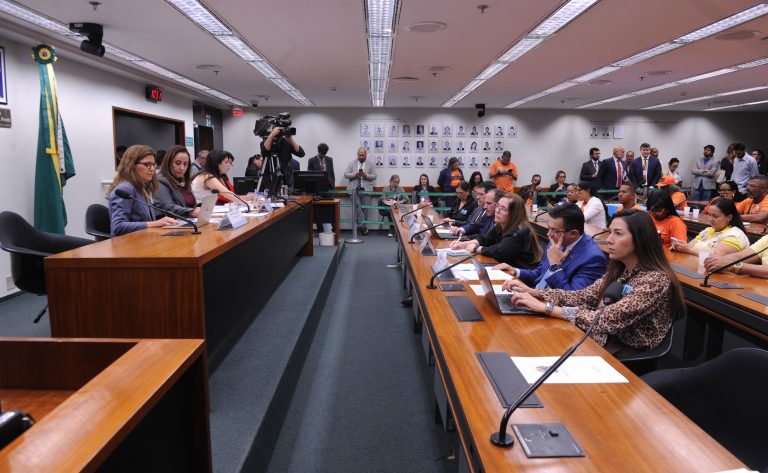 Audiência Pública - Cartão de identificação do usuário do SUS (PL 5875/2013 e apensados).