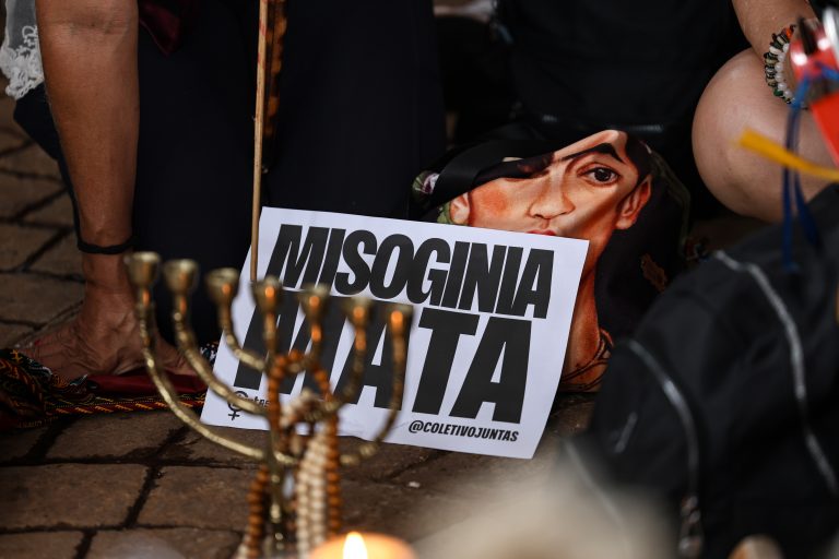 Cartaz escrito: misoginia mata
