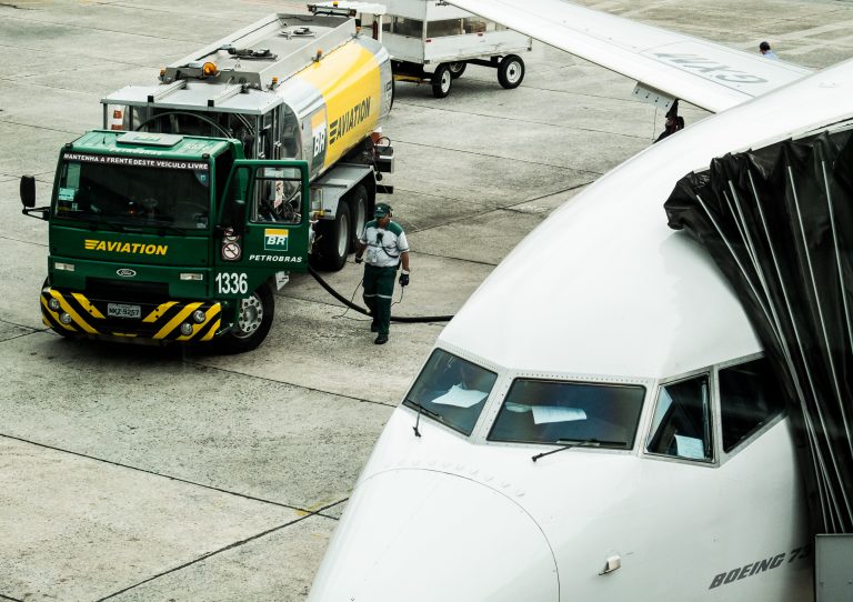 Transporte - aviação - combustível aviação querosene abastecimento avião voo aeroporto
