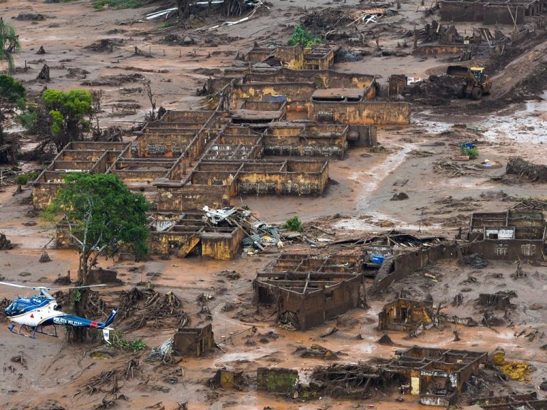 Comunidade de Bento Rodrigues em Mariana, destruída pelo rompimento da barragem