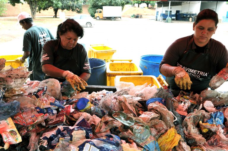 Meio Ambiente - lixo e reciclagem - resíduos sólidos dejetos limpeza urbana (cooperativa de catadores de lixo no DF faz triagem para separar lixo orgânico do reciclável)