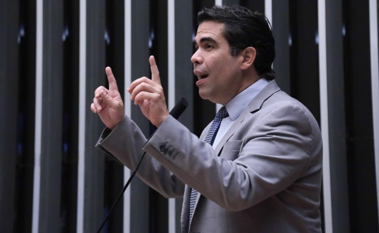 Deputado Ricardo Ayres fala ao microfone