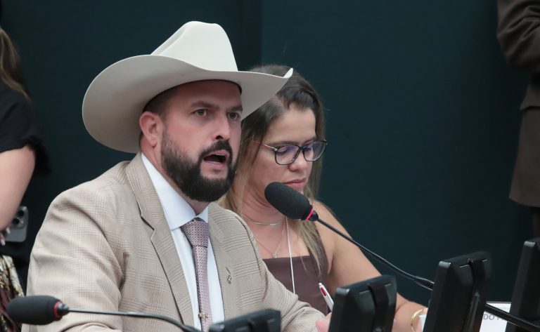 Deputado Zé Trovão (PL-SC) fala em comissão da Câmara dos Deputados