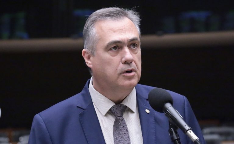 Deputado Beto Preto (PSD-PR) fala no Plenário da Câmara dos Deputados