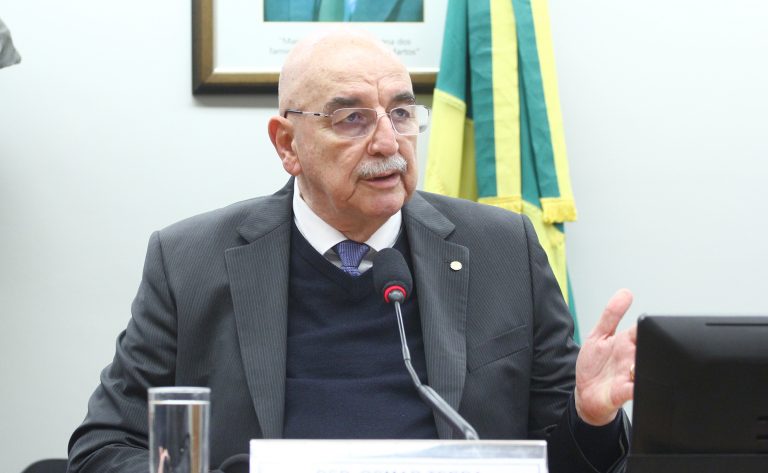 Deputado Osmar Terra (PL-RS) fala em comissão da Câmara dos Deputados