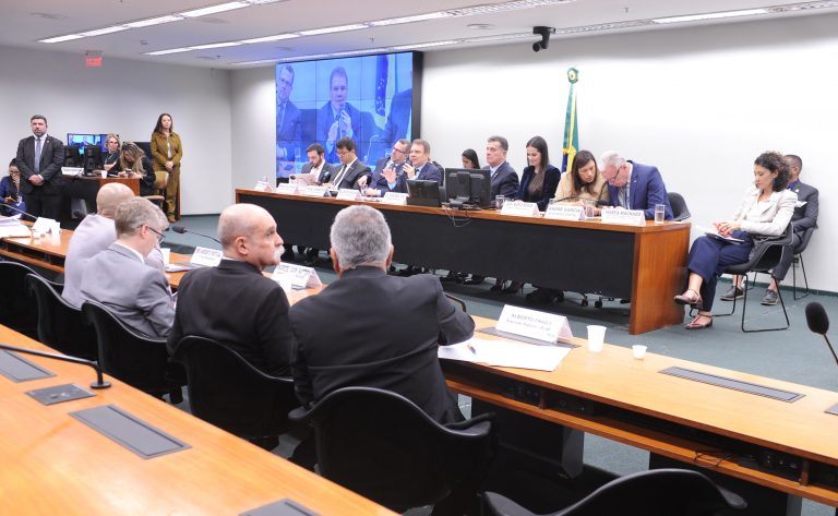 PEC 32/15, maioridade civil e penal aos dezesseis anos de idade.