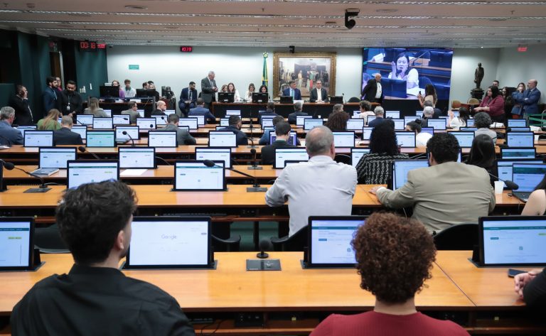 Discussão e votação de propostas legislativas.