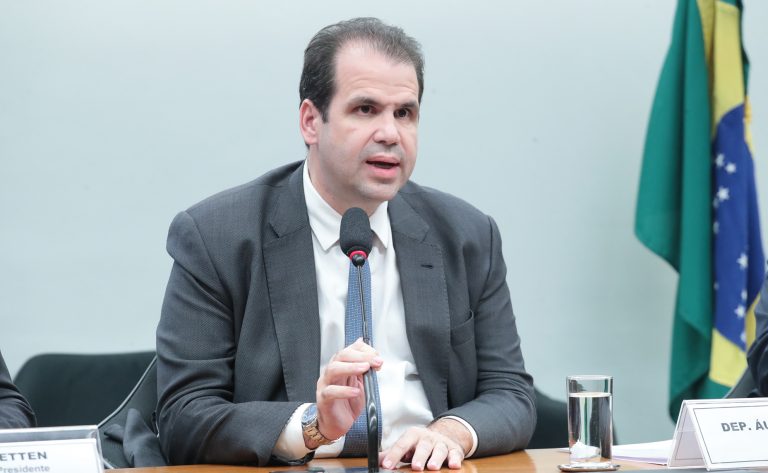 Deputado Aureo Ribeiro fala ao microfone