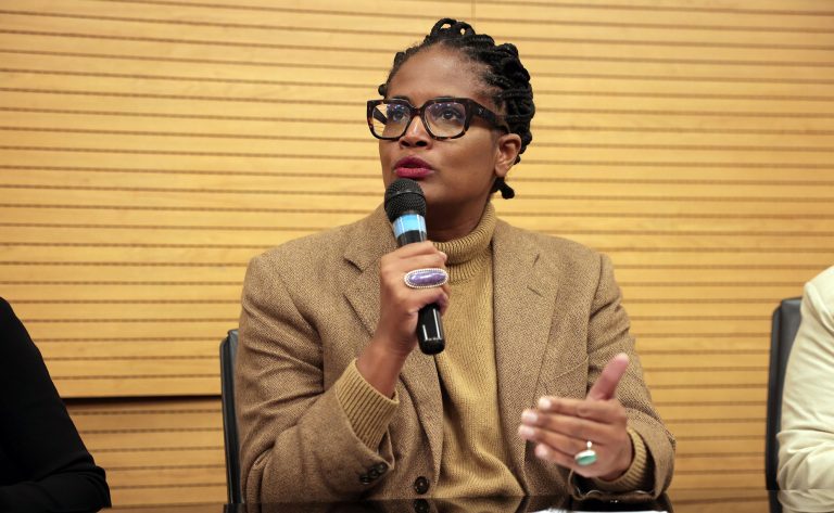 Apresentação do Relatório do Grupo de Trabalho sobre o PL 896/23 (PL da Misoginia). Filósofa e escritora brasileira, Djamila Ribeiro