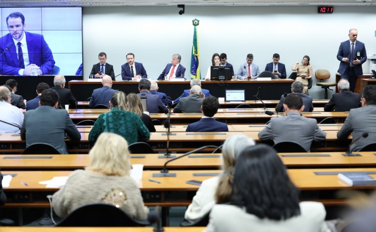 Diretrizes da política fiscal e econômica do País.