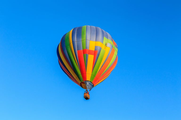 Balão de ar quente no céu azul