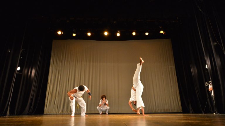 Cultura - popular - jovens juventude negros música arte capoeira dança lutas
