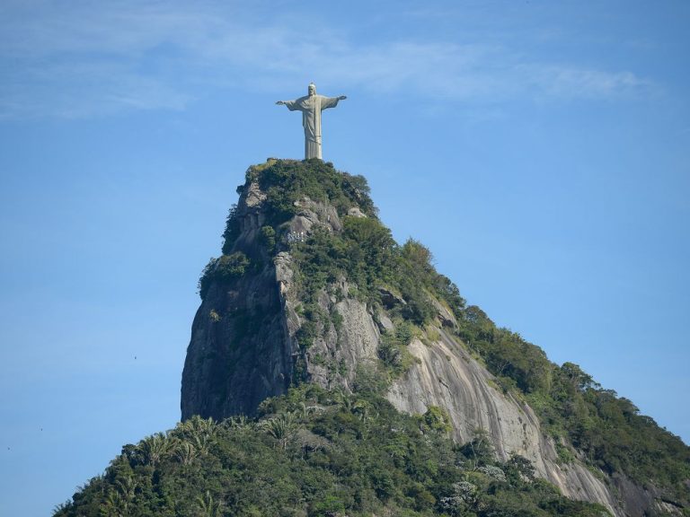 Foto do Cristo Redentor no topo do morro do Corcovado
