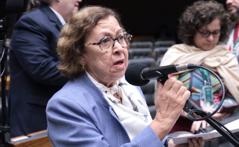 Deputada Lídice da Mata (PSB-BA) fala no Plenário da Câmara dos Deputados