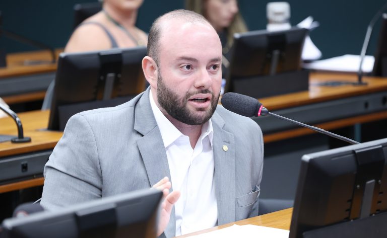 Deputado Fausto Jr. (União-AM) fala em comissão da Câmara dos Deputados