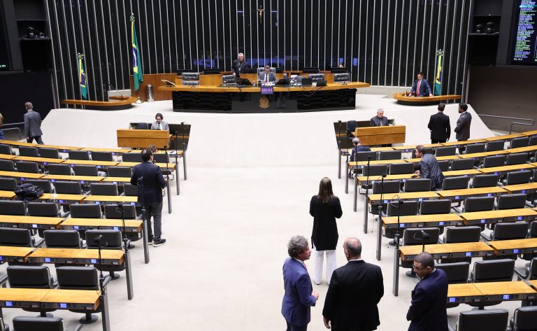 Discussão e votação de propostas legislativas.
