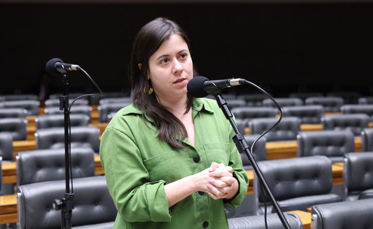 Deputada Sâmia Bomfim (Psol-SP) fala no Plenário da Câmara dos Deputados