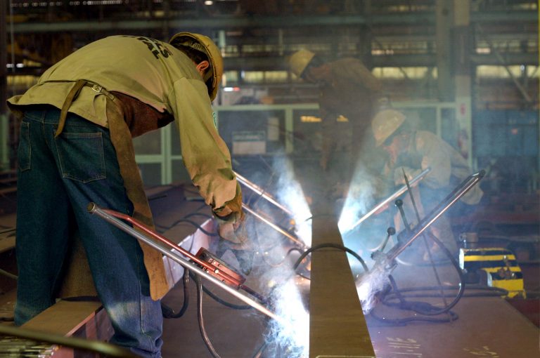 Economia - indústria - atividade econômica trabalho metalurgia PIB crescimento