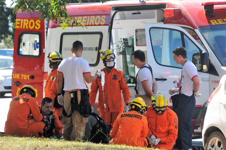 Bombeiros atendendo vítimas de acidente de trânsito